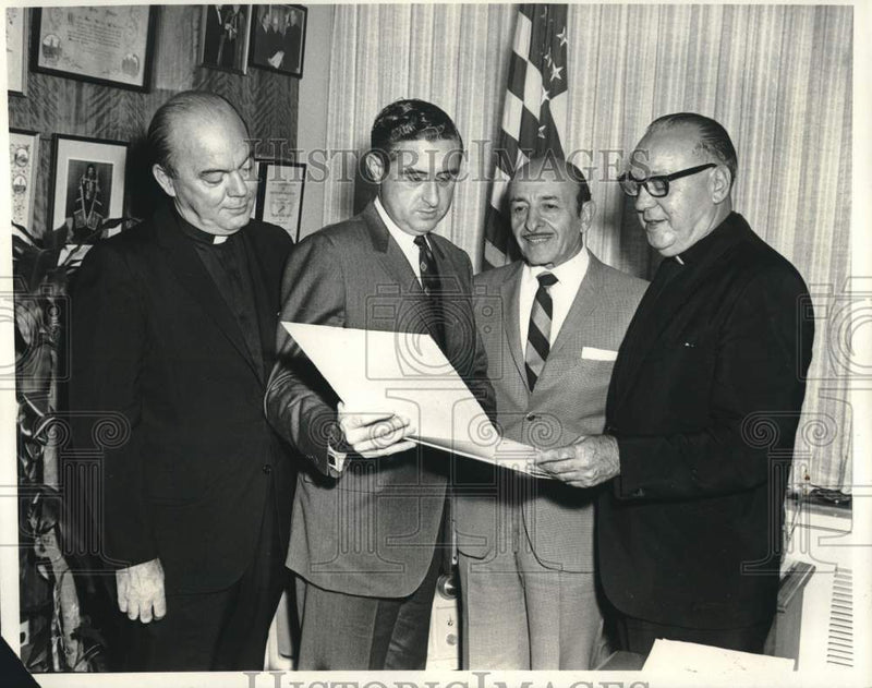 Load image into Gallery viewer, 1969 Press Photo Mayor Victor Schiro designates "Bells of St. Louis Day"
