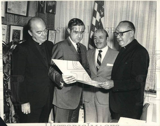1969 Press Photo Mayor Victor Schiro designates "Bells of St. Louis Day"