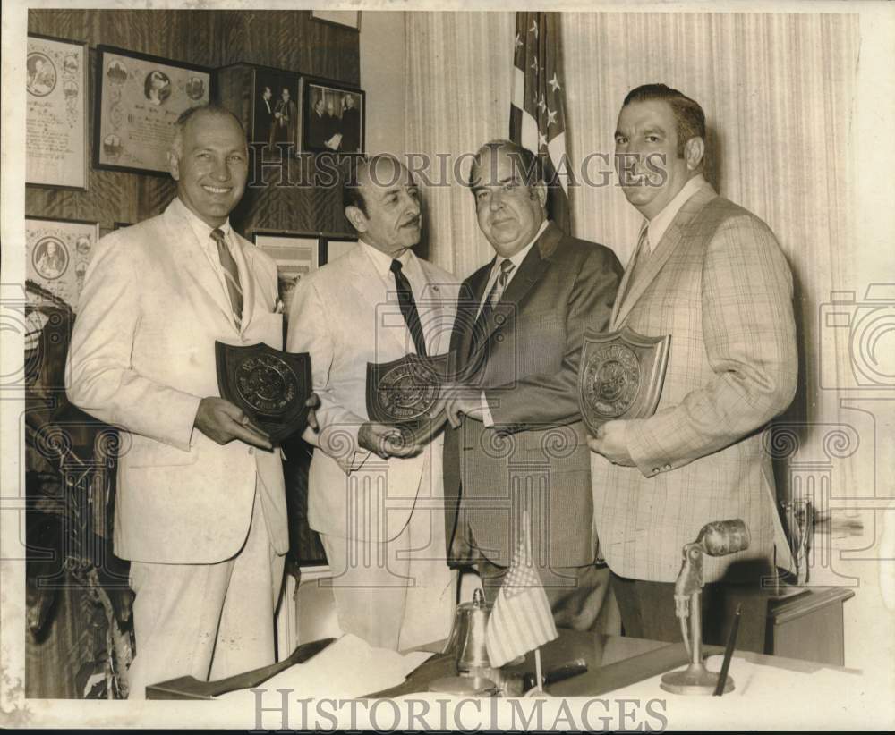 1969 Press Photo Mayor Victor Schiro makes Award Presentation in Office