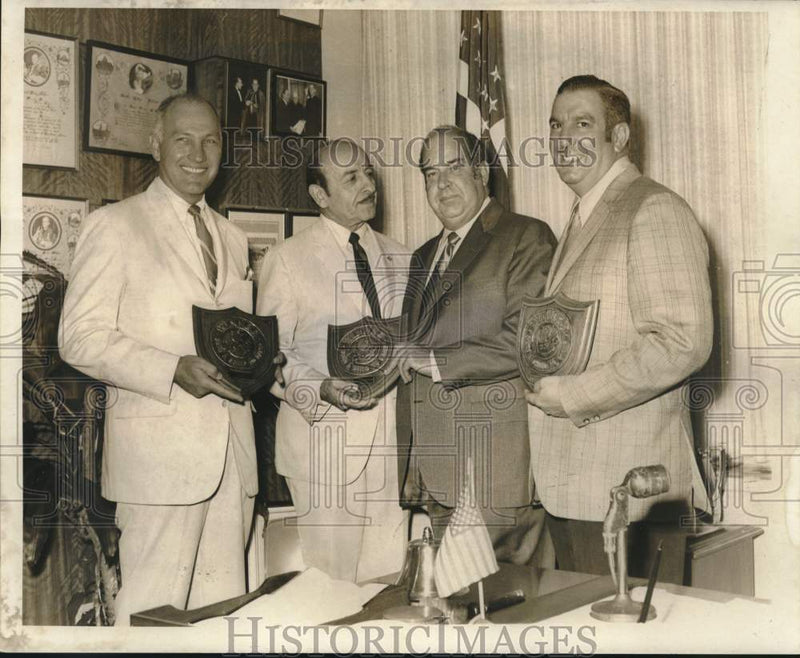 Load image into Gallery viewer, 1969 Press Photo Mayor Victor Schiro makes Award Presentation in Office
