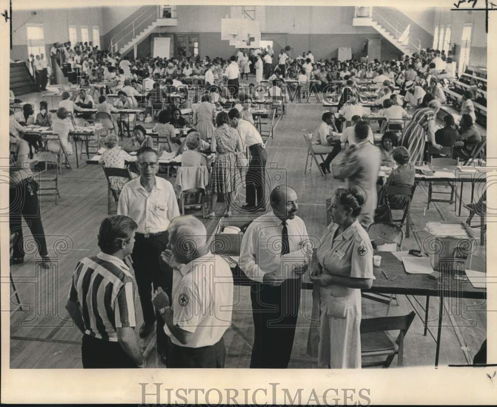 1965 Press Photo Red Cross Interviewers process Hurricane Relief Applicants