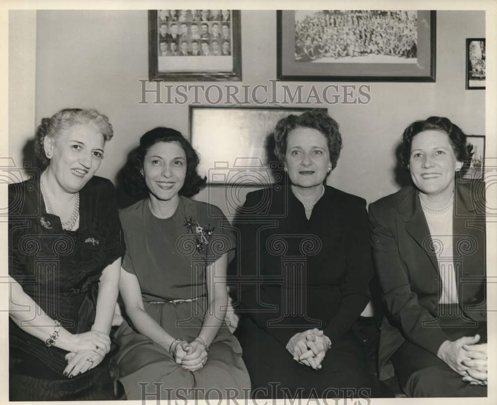 1940 Press Photo The chaperones, having a wonderful time while they supervise.