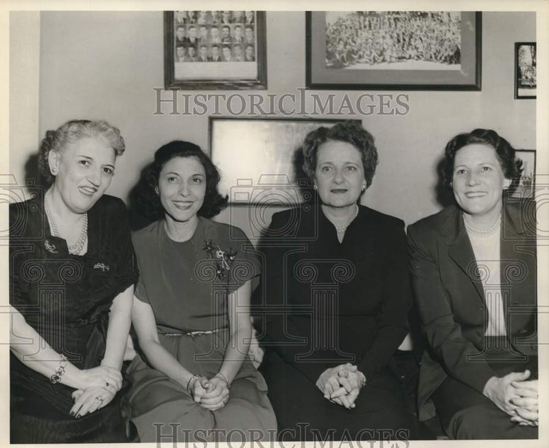 Load image into Gallery viewer, 1940 Press Photo The chaperones, having a wonderful time while they supervise.
