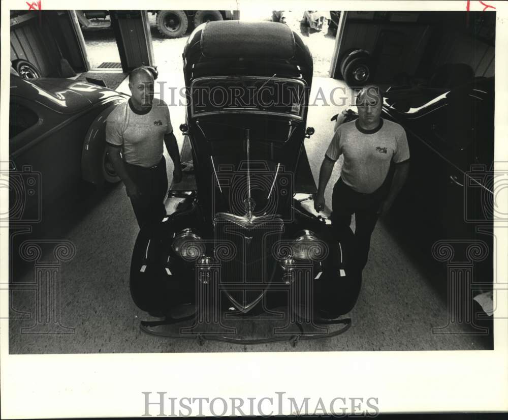 1984 Press Photo Bill Schmidt Sr. and Bill Schmidt Jr. with 1934 Ford Car- Historic Images