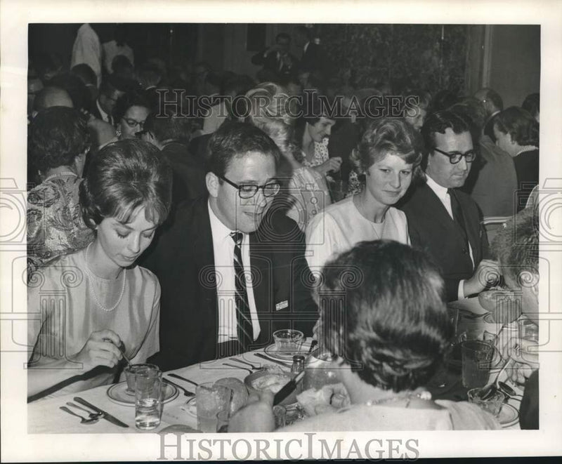 Load image into Gallery viewer, 1965 Press Photo Mr. and Mrs. James O. Sanders with guests at Hitt Dinner
