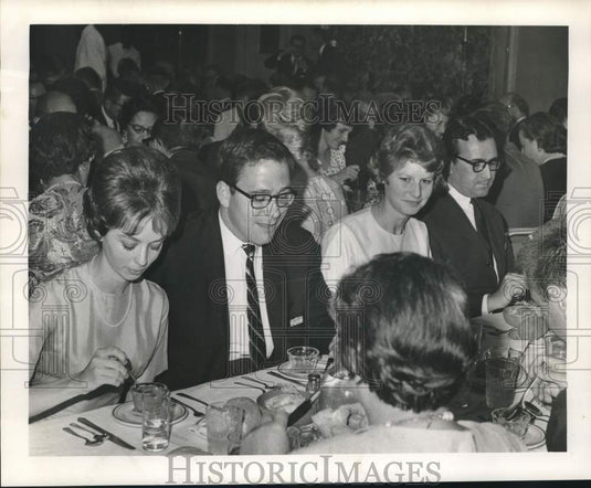 1965 Press Photo Mr. and Mrs. James O. Sanders with guests at Hitt Dinner
