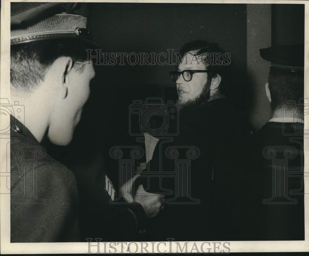 1970 Press Photo Army &quot;GI&quot; Harry Eugene Schafer taken into custody. - noc31239