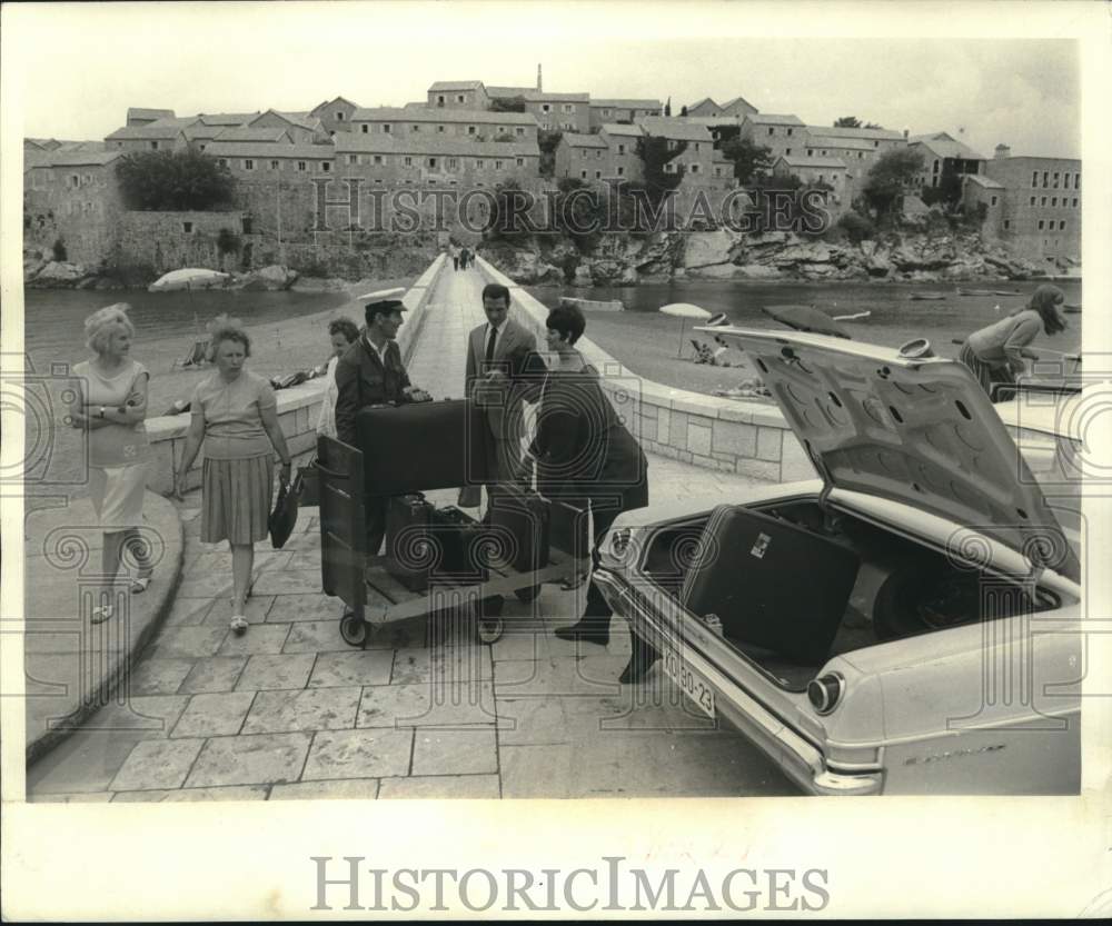 1968 Press Photo Guests of St. Stefan Hotel Cottages at entrance to Causeway
