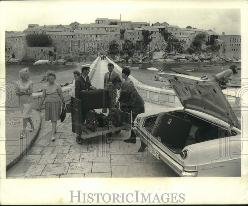 Load image into Gallery viewer, 1968 Press Photo Guests of St. Stefan Hotel Cottages at entrance to Causeway
