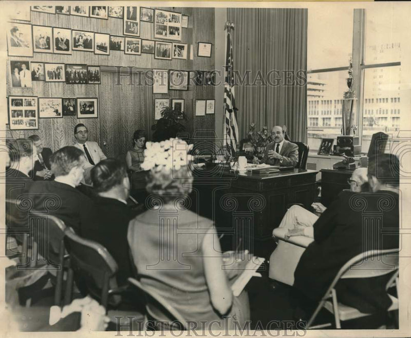 Load image into Gallery viewer, 1966 Press Photo Planetarium group meeting in Mayor Schiro's parlor - noc31453
