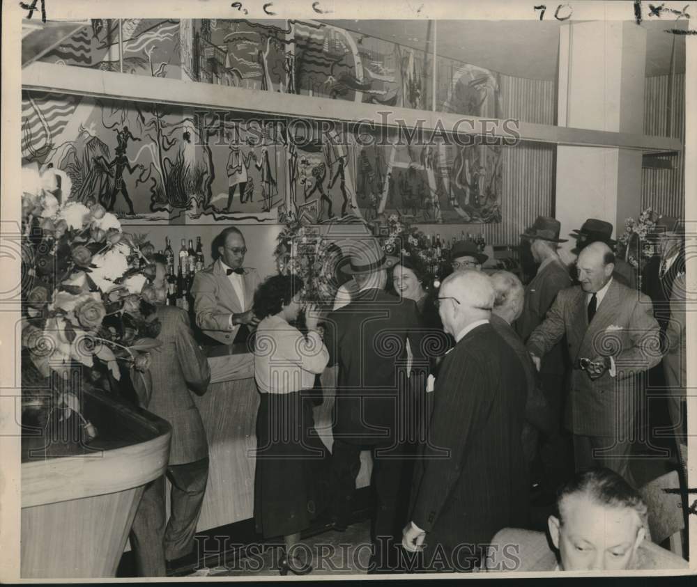 1949 Press Photo Mural dominates Roosevelt Hotel's Zig-Zag Bar. - noc31461