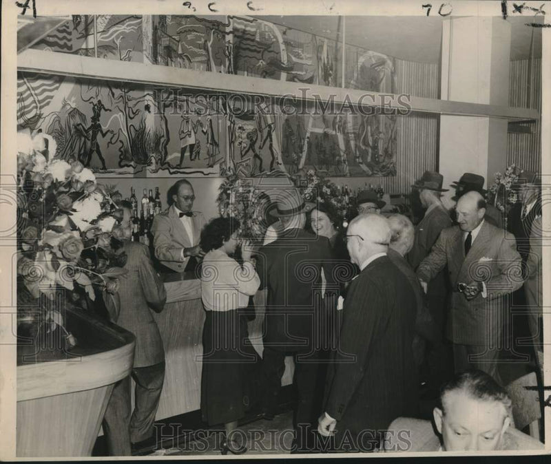 Load image into Gallery viewer, 1949 Press Photo Mural dominates Roosevelt Hotel's Zig-Zag Bar. - noc31461
