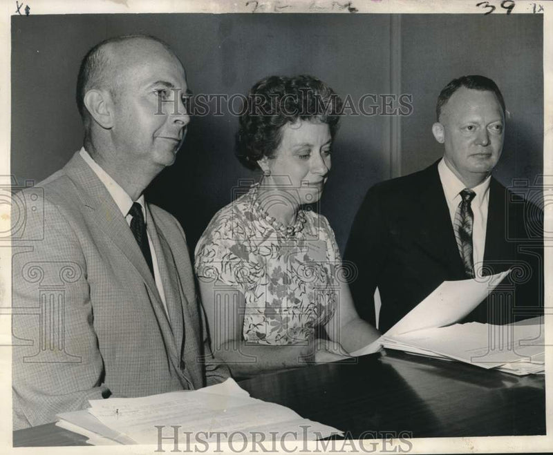 Load image into Gallery viewer, 1963 Press Photo Marvin Scheunemann and panelists on occupational health

