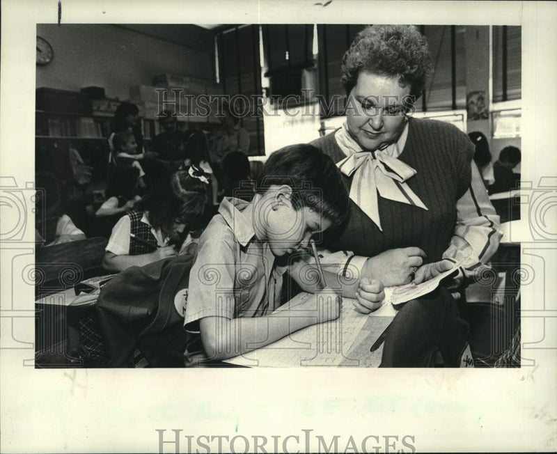 Load image into Gallery viewer, 1986 Press Photo Grandparents visit students at St. Mary Magdalen School

