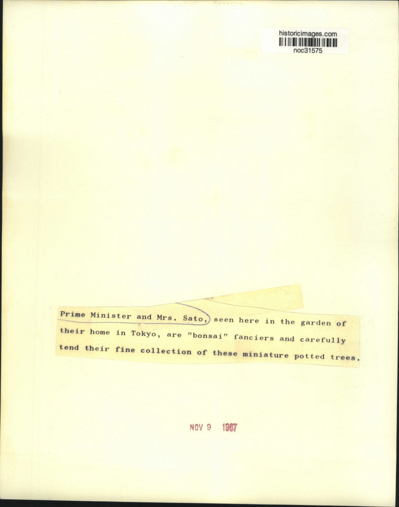 Load image into Gallery viewer, 1967 Press Photo Prime Minister and Mrs. Sato tend bonsai trees in Tokyo garden
