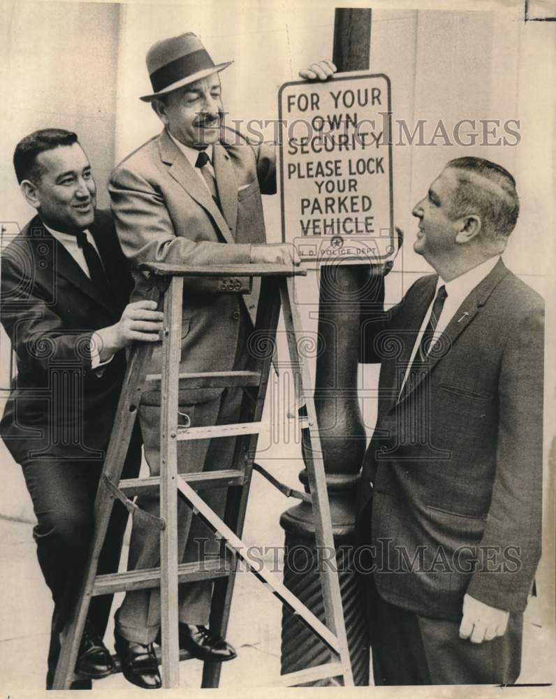 1966 Press Photo Mayor Victor Schiro and city officials erect safety signs