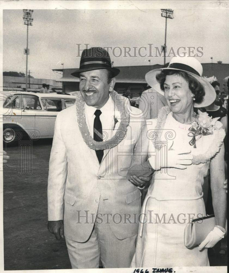 Load image into Gallery viewer, 1966 Press Photo Sunny and Vic Schiro on 1966 Inauguration Day - noc31588
