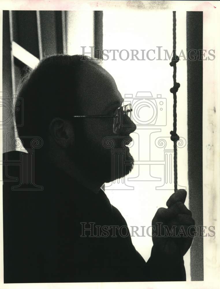 1985 Press Photo Brother Anthony Arcement rings Abby Bell at St. Joseph's Abby