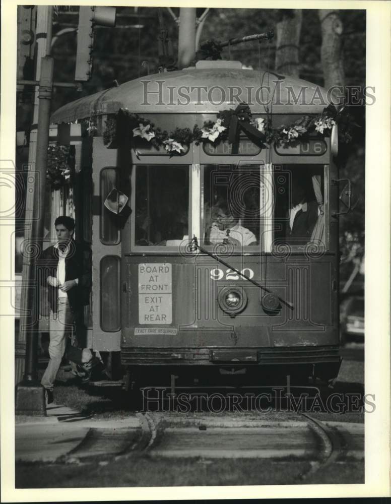 Load image into Gallery viewer, 1989 Press Photo Streetcar rider gets off at decorated St. Charles Streetcars

