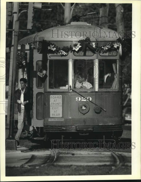 1989 Press Photo Streetcar rider gets off at decorated St. Charles Streetcars