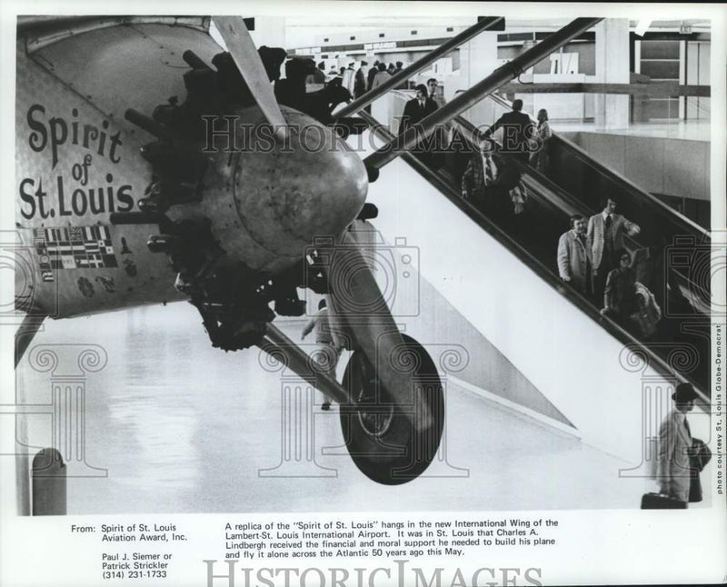 Load image into Gallery viewer, 1977 Press Photo "Spirit of St. Louis" hangs in Lambert-St. Louis Airport.
