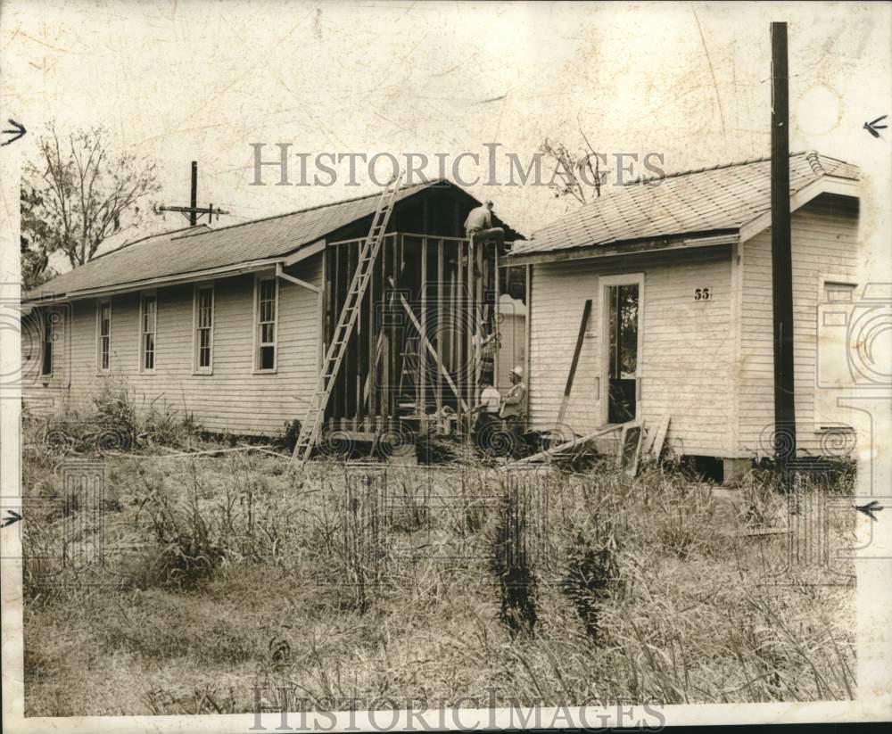 1969 Press Photo Workmen piece together religious classroom building in Gretna.