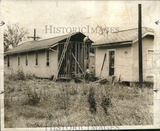 1969 Press Photo Workmen piece together religious classroom building in Gretna.