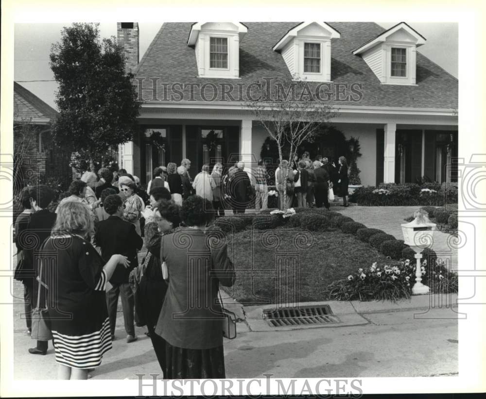 1993 Press Photo &quot;Tour of Homes&quot; crowd at Palmisano Boulevard home - noc32574