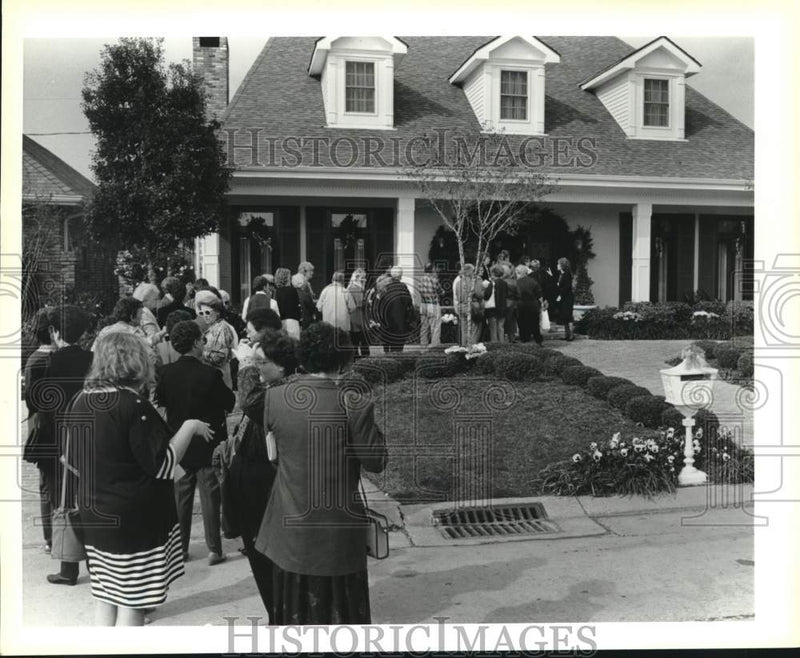 Load image into Gallery viewer, 1993 Press Photo "Tour of Homes" crowd at Palmisano Boulevard home - noc32574

