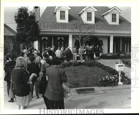 1993 Press Photo "Tour of Homes" crowd at Palmisano Boulevard home - noc32574