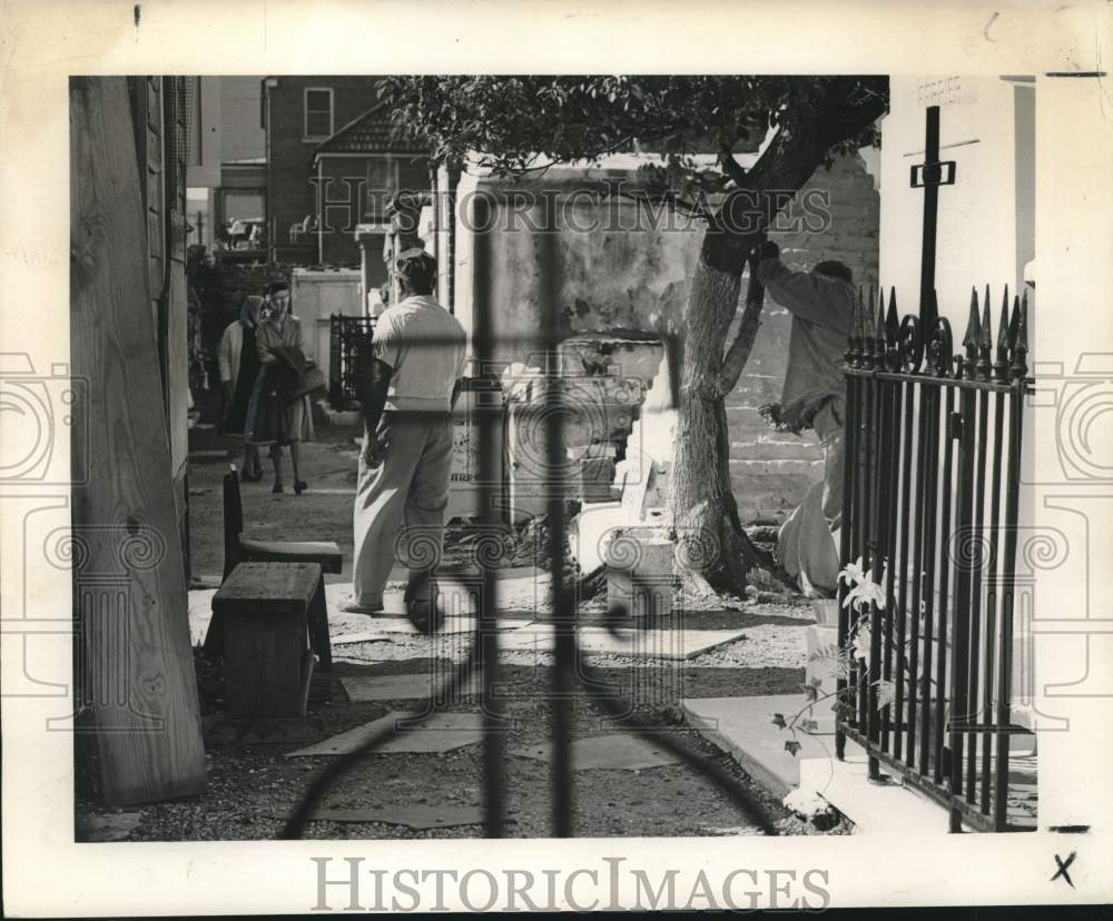 1966 Press Photo St. Louis Cemetery No. 1 on All Saints' Cleanup Day - noc32774