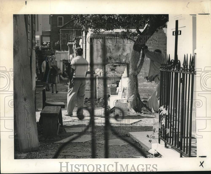 Load image into Gallery viewer, 1966 Press Photo St. Louis Cemetery No. 1 on All Saints' Cleanup Day - noc32774
