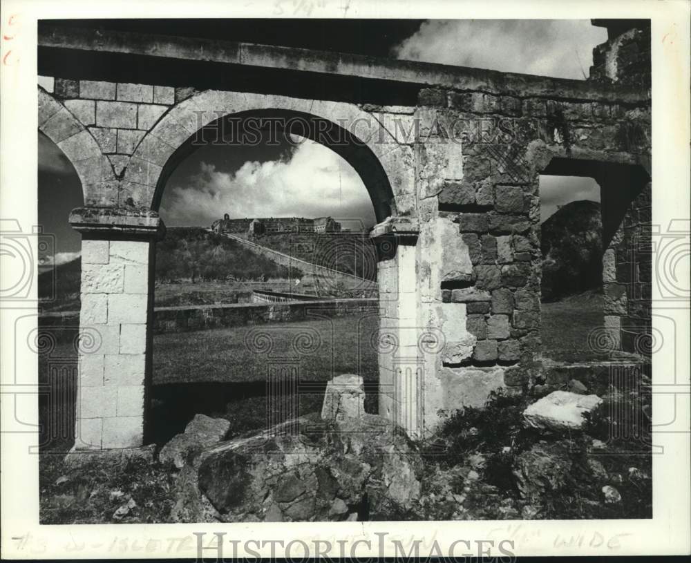 1983 Press Photo St. Kitts, West Indies&#39; Brimstone Hill, located in Caribbean- Historic Images