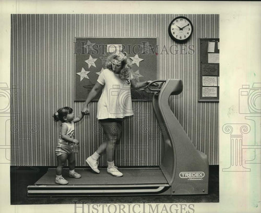 1986 Press Photo Jennie Naccari with daughter Tiffani at Pregnagym in Kenner- Historic Images