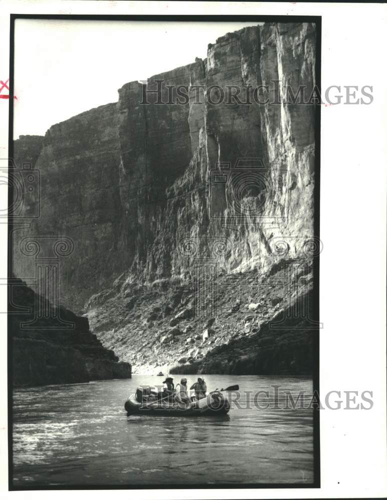 1988 Press Photo Wilderness Raft Trip on River with View of Canyon Walls- Historic Images