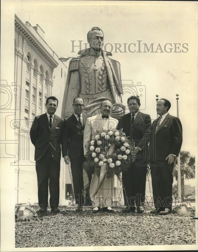 1967 Press Photo Victor Schiro Gives Wreath to Venezuelan Officials, New Orleans