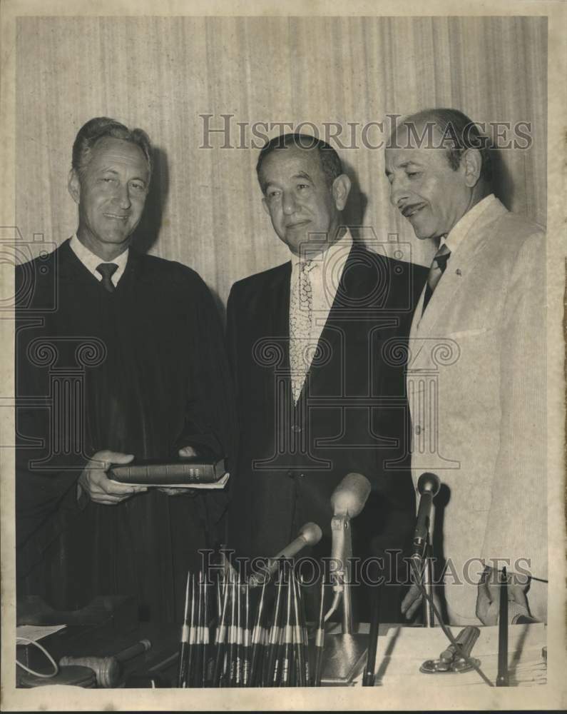 Load image into Gallery viewer, 1968 Press Photo Dr. Carl Rabin Sworn in as Coroner, New Orleans - noc33191
