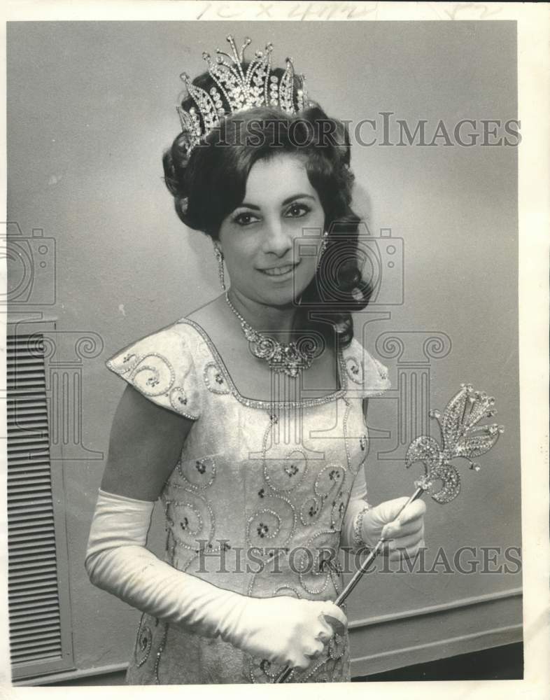 Load image into Gallery viewer, 1973 Press Photo Mrs. Santa M. Quirk, Krewe of Helios Queen at Auditorium
