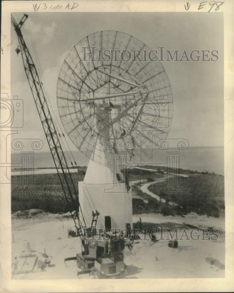 Press Photo Workers bolt sections of radar antennas erected in test satellite- Historic Images