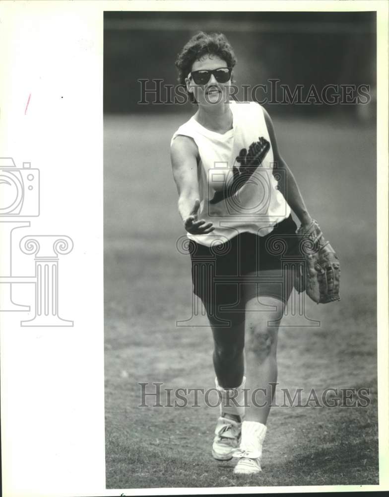 1989 Press Photo Pam Randazzo pitches at a USSSA qualifying tournament.- Historic Images