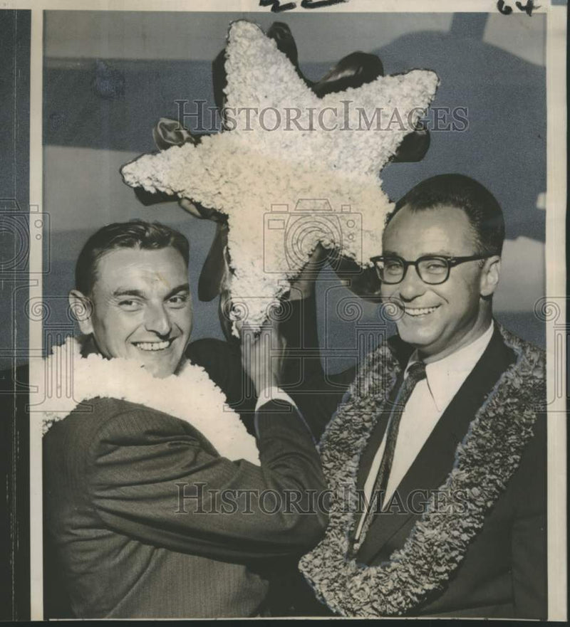 Load image into Gallery viewer, 1958 Press Photo Governors of Alaska &amp; Hawaii celebrate Alaska statehood
