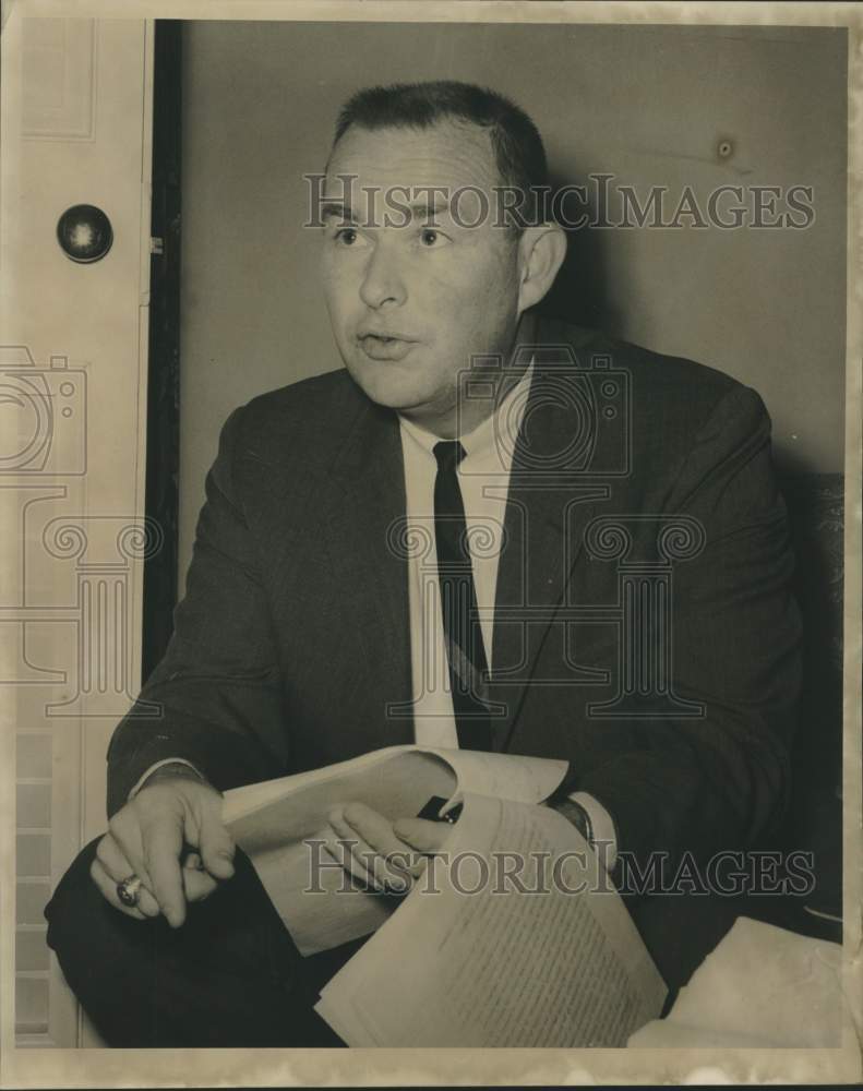 Load image into Gallery viewer, 1967 Press Photo Doctor Gordon Paul, speaker at the Beer Meet - noc33506
