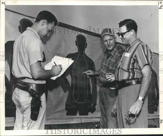 1958 Press Photo Patrolman Arthur Arnold checks Nick Macheca's Shooting Score