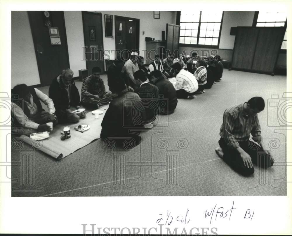 1995 Press Photo Islamic Center Moslems observe Breaking of Fast of Ramadan- Historic Images