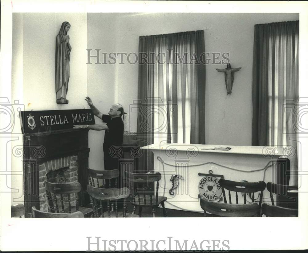 1987 Press Photo Father Romagosa of Seaman's Home in 4219 Constance Street- Historic Images