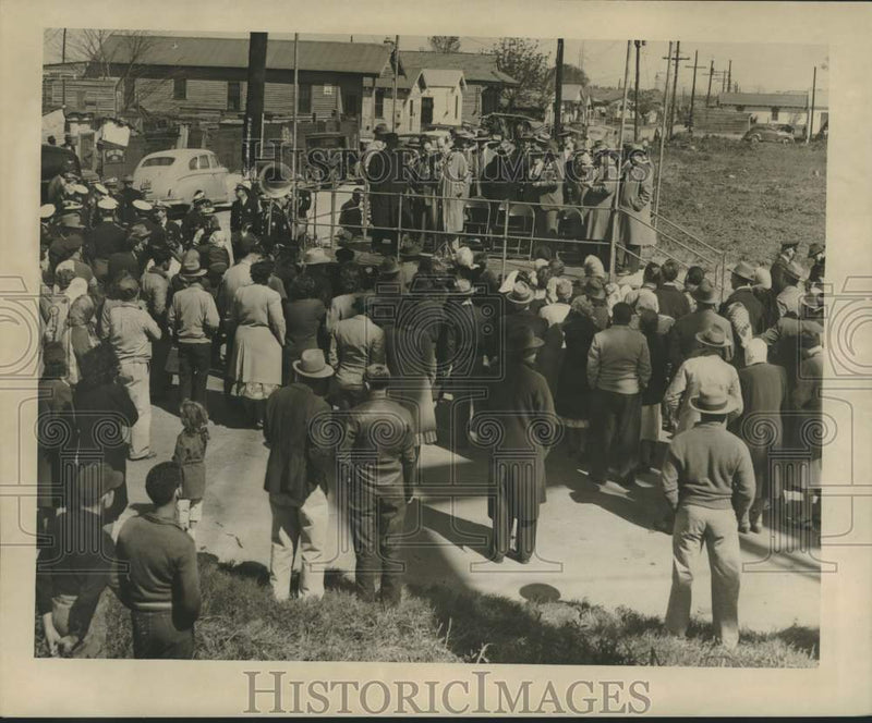 Load image into Gallery viewer, 1950 Press Photo Crowd at Press Street overpass Pile Driving Ceremonies.
