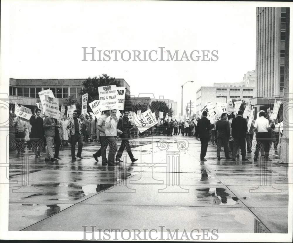 1969 Press Photo Patrolman&#39;s Association of New Orleans march with placards- Historic Images