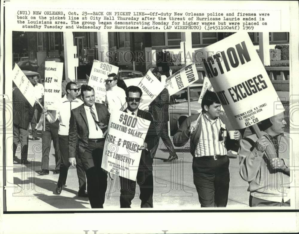 1969 Press Photo New Orleans police & firemen on picket line at City Hall