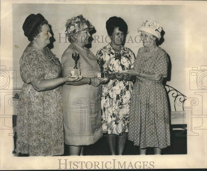Load image into Gallery viewer, 1967 Press Photo New Orleans Federation of Women's Clubs members - noc34111
