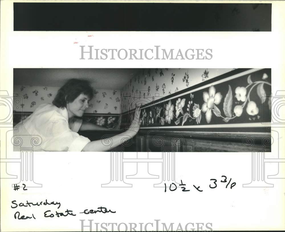 1990 Press Photo Mandeville-Barbara Sterbcow shows art of hanging wallpaper- Historic Images